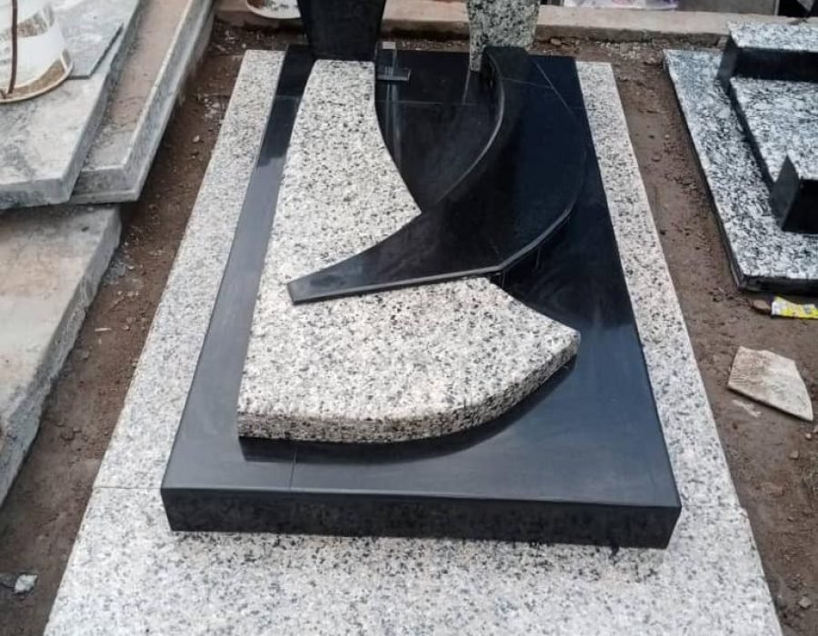 Pierre tombale en granite local