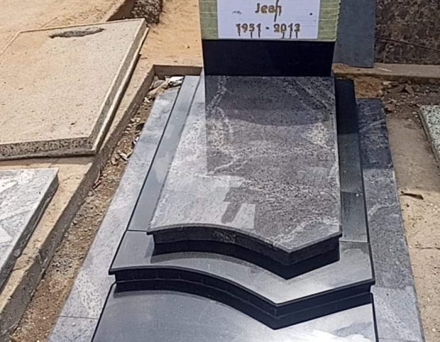 une tombe avec un signe dessus